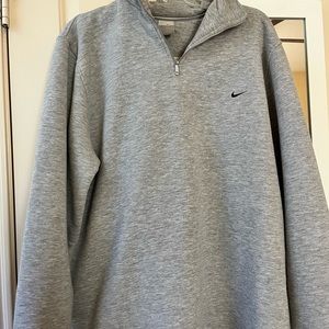 Women’s grey nike sweatshirt in great condition.